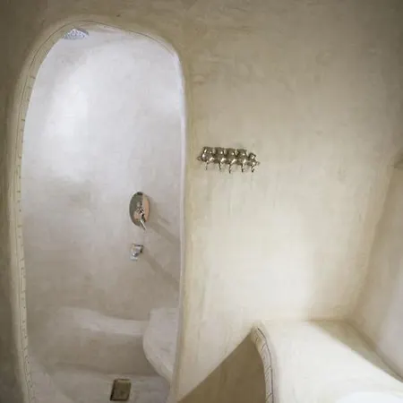 αura Cave *
