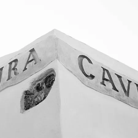αura Cave *