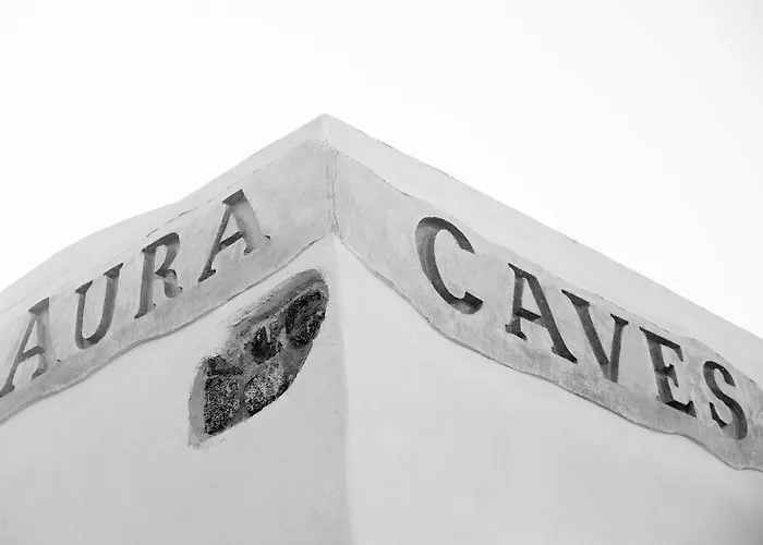 αura Cave *